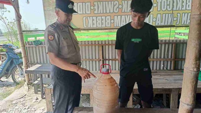 Giat Cipta Kondisi, Kanit Samapta Polsek Deket Amankan dan Musnahkan Miras Jenis Toak di Wilayah Desa Sidorejo