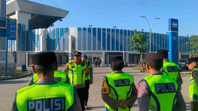 Kapolsek Deket Pimpin Apel Pengamanan Kedatangan Jamaah Haji KBIHU Darfiq di Stadion Surajaya Lamongan