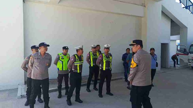 Kapolsek Deket Pimpin Apel Pengamanan Turnamen Sepak Bola Kapolda Cup 2026 di Stadion Surajaya Lamongan