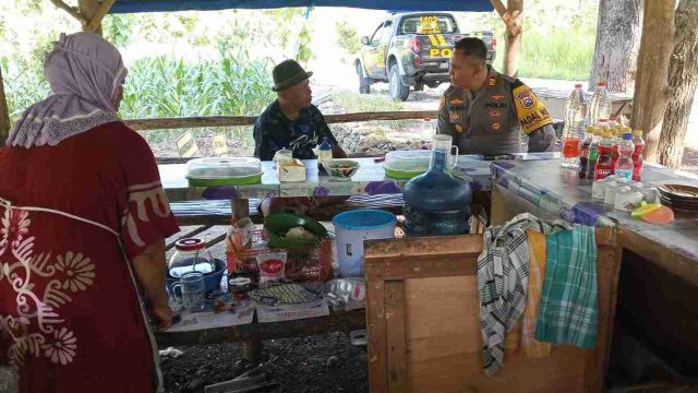 Kapolsek Solokuro AKP Joko Suprianto, SM.MM, saat berdialog secara humanis dengan warga Desa Dadapan terkait Kamtibmas