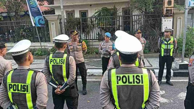 Kapolsek Lamongan Kota Pimpin Apel Pengamanan Pengukuhan Hafidz dan Hafidzah Kabupaten Lamongan di Alun-Alun Lamongan