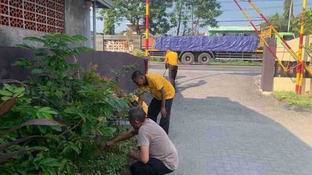 Sambut Hari Bhayangkara ke-80, Polsek Deket Gelar Aksi Lingkungan “Indonesia ASRI” dengan Bersihkan Mako