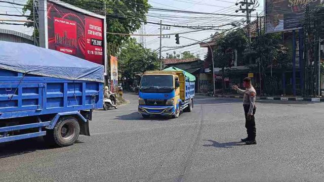Respons Cepat Aduan 110, Polsek Lamongan Kota Atasi Kemacetan Akibat Traffic Light Mati di Simpang Empat Pasar Sidoharjo