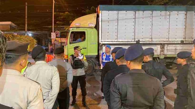 Polres Lamongan Gelar Apel Pengamanan Pengesahan Warga Baru PSHT di Simpang Empat Pasar Sidoharjo