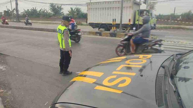 Polsek Deket Lakukan Pengaturan Arus Lalu Lintas Pagi di Lokasi Perbaikan Jembatan Gajah
