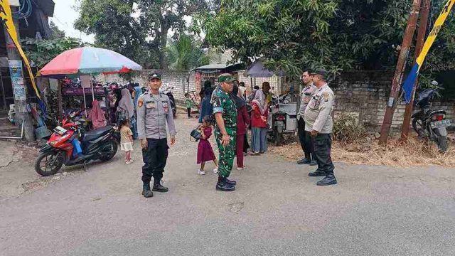 Kekompakan personel Polsek Solokuro, TNI Koramil, dan Satpol PP saat bersinergi melayani masyarakat di wilayah Kecamatan Solokuro