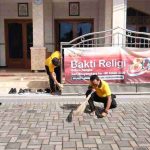 Kapolsek Kembangbahu IPTU Sono bersama anggota membersihkan Masjid Baiturrohman dalam rangka HUT Bhayangkara ke-80