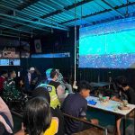 Suasana keakraban saat Polsek Kembangbahu menggelar nonton bareng Piala Dunia bersama warga di Warkop Pojok