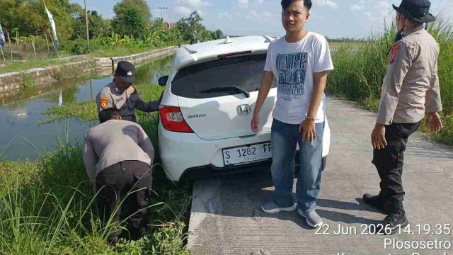 Respons Cepat Layanan 110, Polsek Pucuk Bantu Evakuasi Mobil Warga yang Terperosok di Plososetro