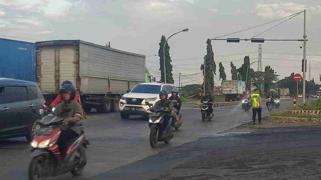Meski Diguyur Gerimis, Polsek Deket Tetap Siaga Atur Lalu Lintas untuk Kelancaran Aktivitas Warga