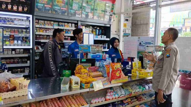 Patroli Dialogis Kanit Samapta Polsek Deket di Minimarket, Karyawan Diimbau Waspada terhadap Potensi Kriminalitas