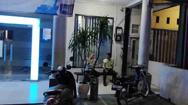 Polsek Deket Tingkatkan Sinergi Keamanan Melalui Dialogis Malam dengan Security BRI Unit Deket