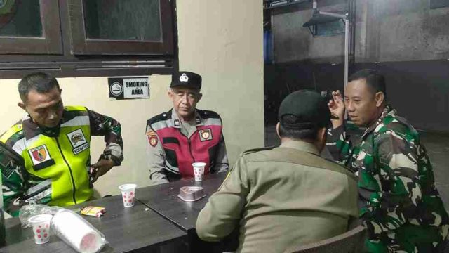 Perkuat Sinergitas Tiga Pilar, Polsek Deket Gelar Ngopi Bersama dan Patroli Harkamtibmas di Wilayah Kecamatan Deket