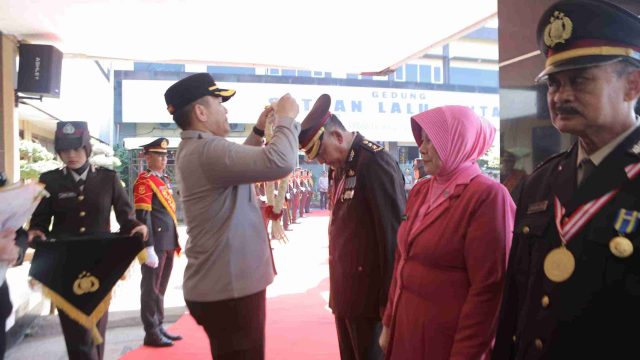 Polres Lamongan Lepas Lima Anggota dan PNS Polri yang Memasuki Masa Pensiun