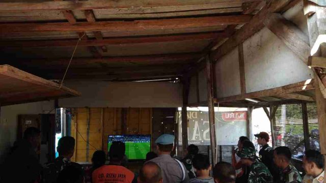 Sinergi TNI-Polri, Polsek Sarirejo Rangkul Warga Lewat Nobar Piala Dunia 2026 di Warung Kopi