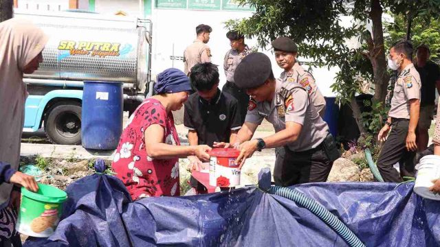 Sambut Hari Bhayangkara ke-80, Polres Lamongan Gelontorkan Ribuan Liter Air Bersih bagi Warga Terdampak Kekeringan