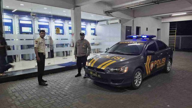 Pastikan Kamtibmas Kondusif di Malam Hari, Polsek Lamongan Kota Gelar Patroli Blue Light