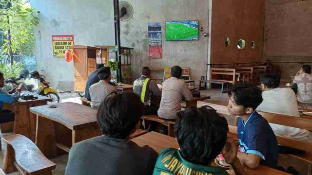 Ciptakan Situasi Kondusif, Polsek Lamongan Kota Gelar Pengamanan Nobar Piala Dunia 2026 di Cafe Aroma Kopi