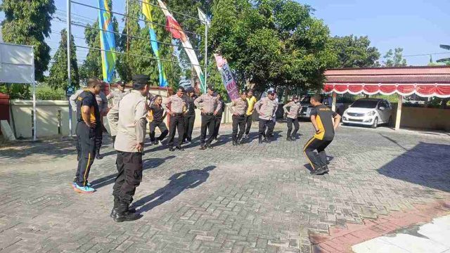 Jaga Stamina dan Soliditas, Polsek Lamongan Kota Rutinkan Olahraga Bersama Personel