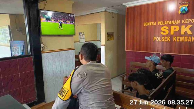 Pererat Sinergitas, Polsek Kembangbahu Gelar Nobar Piala Dunia 2026 Bersama Masyarakat
