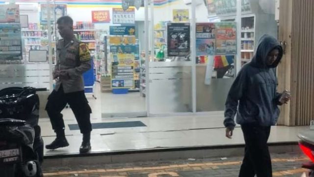 Perkuat Harkamtibmas, Polsek Karangbinangun Intensifkan Patroli Dialogis di Warung Kopi Desa Sambopingir