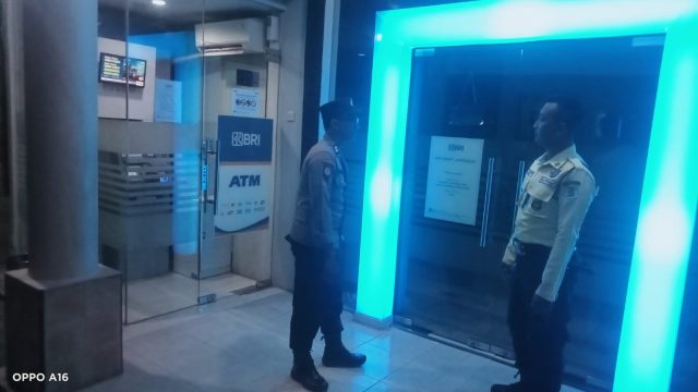Tingkatkan Keamanan Obyek Vital, Polsek Deket Gelar Patroli Malam di Bank BRI Unit Deket