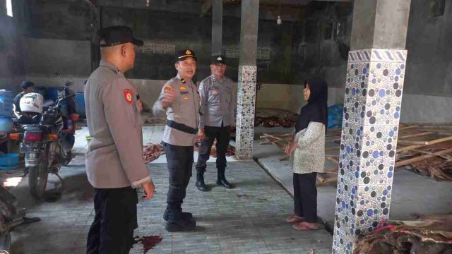 Respons Cepat Laporan Warga via Call Center 110, Polsek Lamongan Kota Mediasi Konflik Bau Limbah Gudang Kulit