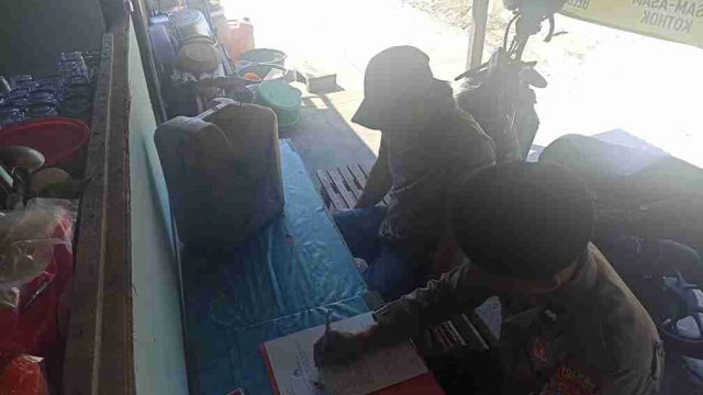Polsek Lamongan Kota Sita 20 Liter Miras Jenis Toak dari Sebuah Warkop