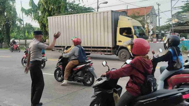 Jamin Kelancaran Arus Lalu Lintas Pagi, Polsek Deket Gelar Commander Wish di Titik Rawan Sekolah