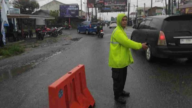 Respons Cepat Laporan CC 110, Sat Lantas Polres Pematangsiantar Urai Kemacetan di Jalan Parapat