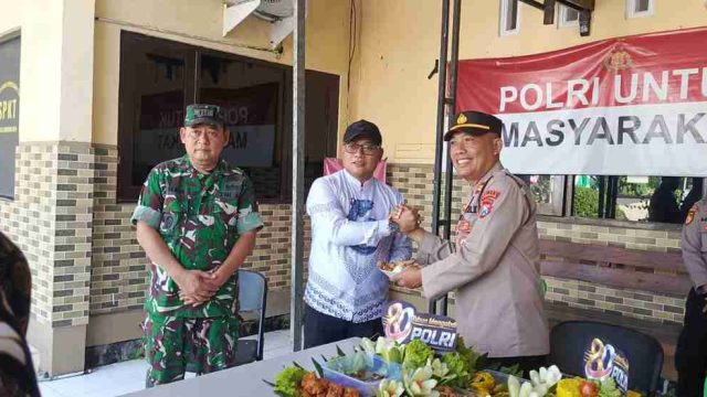 Perkuat Sinergitas, Forkopimcam Lamongan Berikan Kejutan Syukuran HUT Bhayangkara ke-80 di Mapolsek Lamongan Kota