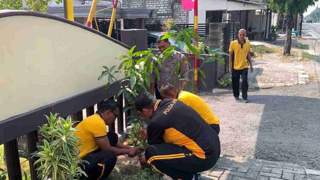 Peringati Hari Bhayangkara ke-80, Polsek Deket Lakukan Penghijauan di Lingkungan Mako