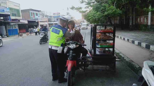 Tingkatkan Keselamatan di Jalan, Sat Lantas Polres Pematangsiantar Edukasi Pengemudi Ojek Online