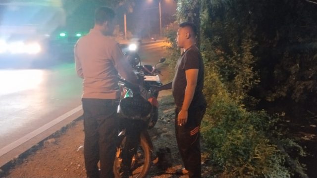 Cegah Curanmor, Polsek Deket Gelar Patroli Blue Light dan Imbau Warga Waspada di Jalur Poros Lamongan-Gresik