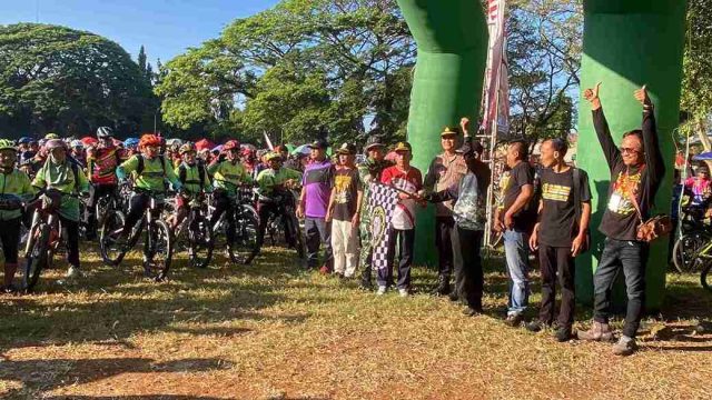 Semarak HUT RI ke-80, Kapolsek Solokuro Bersama Muspika Lepas Peserta Gowes di Lapangan Tlogo Ploso