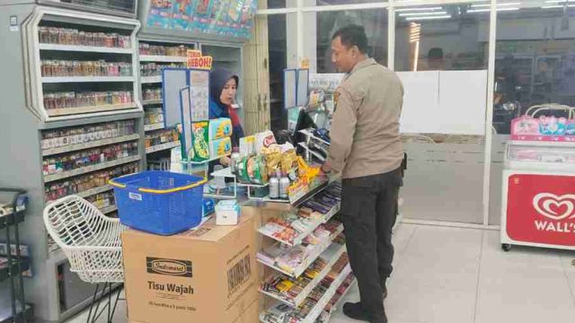 Tingkatkan Kewaspadaan di Malam Hari, Polsek Deket Gelar Patroli Rutin di Minimarket