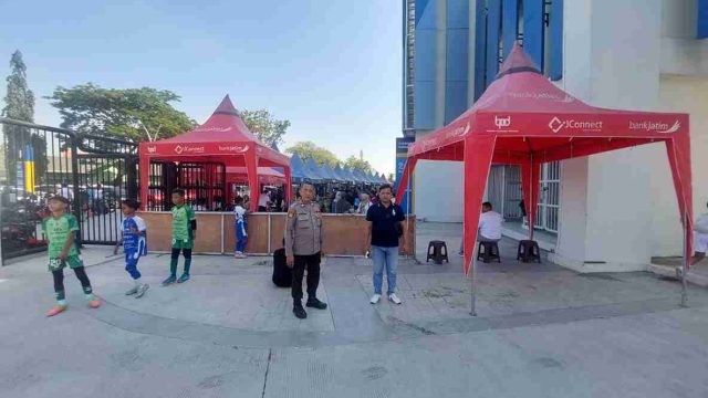 Pastikan Kelancaran Kompetisi, Personel Polsek Deket Amankan Gelaran Liga Anak U10-U12 di Stadion Surajaya