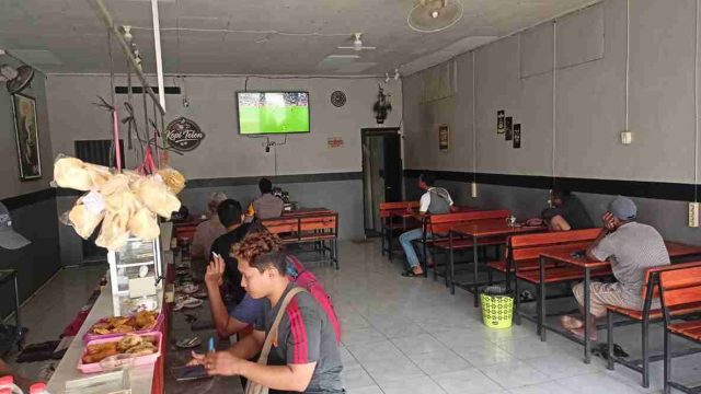 Pererat Sinergi, Polsek Deket Gelar Patroli Dialogis dan Nobar Bersama Warga