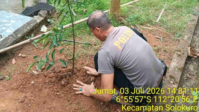 Sambut HUT Bhayangkara ke-80, Polsek Solokuro Hijaukan Mako dengan Tanaman Toga dan Dukung Program P2B