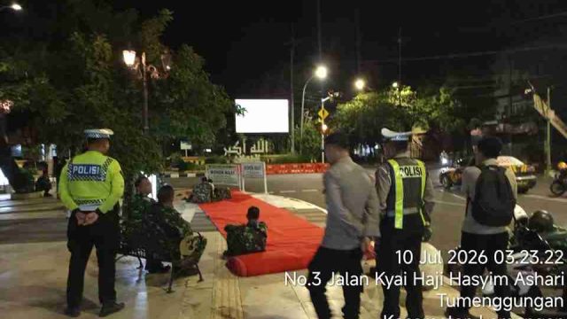 Sinergitas TNI-Polri, Polsek Lamongan Kota Amankan Nobar Piala Dunia 2026 di Alun-Alun Lamongan