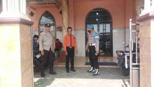 Wujudkan Toleransi dan Rasa Aman, Polsek Kembangbahu Amankan Ibadah Minggu di Gereja GKJW Desa Pelang