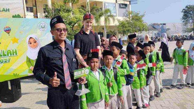 Hari Pertama Masuk Sekolah Berasa di Luar Negeri? Inilah Keseruan di MIUS Lamongan