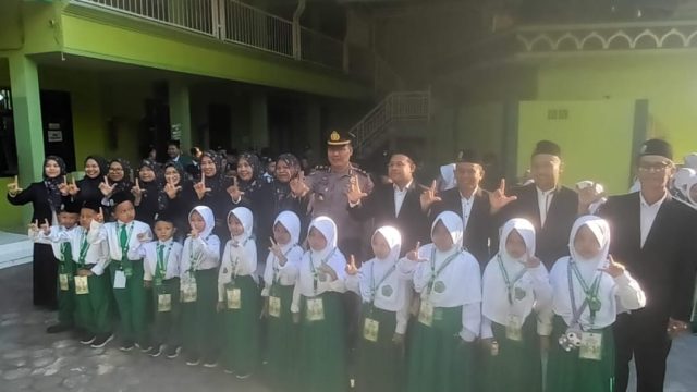 Awali Tahun Ajaran Baru, Kapolsek Kembangbahu Beri Pesan Kedisiplinan dan Anti-Bullying di MI Darul Ulum Lamongan 