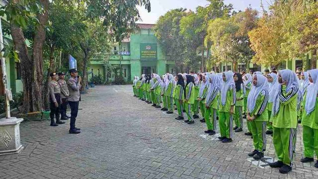 Tanamkan Kedisiplinan Sejak Dini, Polsek Lamongan Kota Latih PBB Siswa Baru SMPN 2 Lamongan