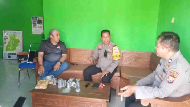 Perkuat Sinergi, Kapolsek Sarirejo Sambangi Kantor Desa Tambakmenjangan demi Wujudkan Kamtibmas Kondusif