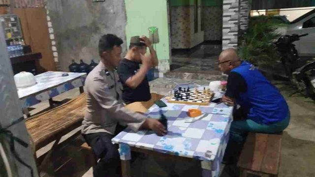 Patroli Dialogis Malam Hari: Polsek Sarirejo Ajak Warga Perkuat Siskamling demi Keamanan Lingkungan