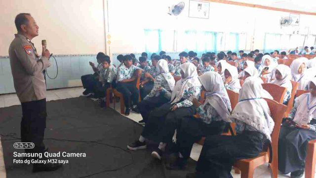 Edukasi Generasi Muda, Polsek Karangbinangun Gelar Penyuluhan Bahaya Narkoba dan Judol di SMPN 1 Karangbinangun