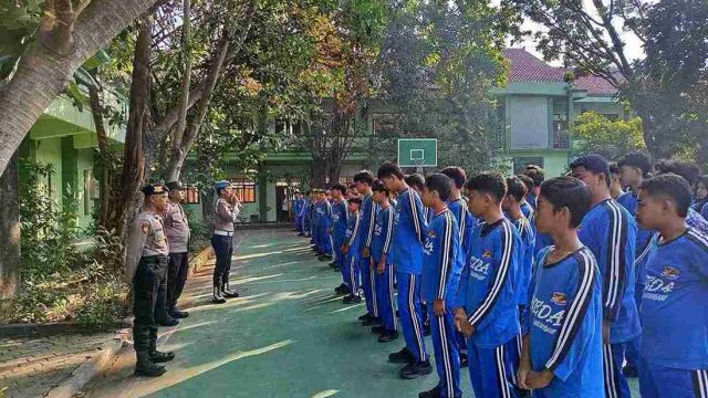Bangun Kedisiplinan Pelajar, Polsek Lamongan Kota Gelar Pelatihan PBB di SMPN 2 Lamongan