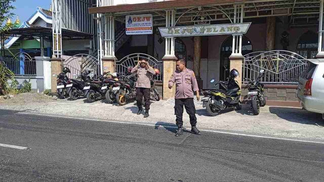 Jaga Toleransi Beragama, Polsek Kembangbahu Berikan Pengamanan Ibadah Kebaktian Minggu di GKJW Pelang