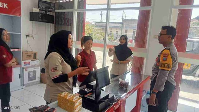 Polsek Deket Gelar Patroli Siang di Minimarket dan Koperasi Desa Pandanpancur, Sampaikan Imbauan Kamtibmas Sekaligus Kenalkan Layanan Call Center 110